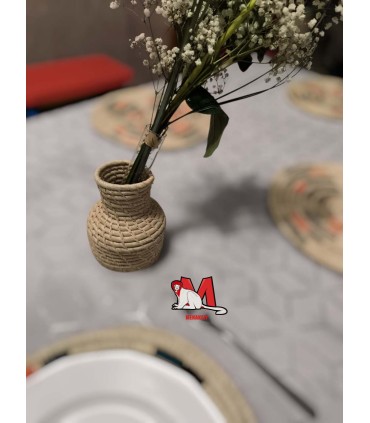 Vase en raphia